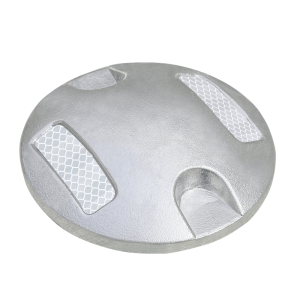 Botón aluminio con reflejante, visible aún con neblina