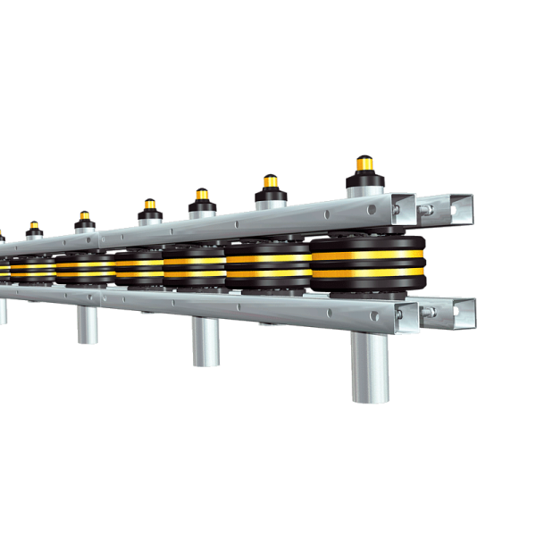 Código: RDS-267 Fabricada en acero galvanizado y rodillos de L.P. flex. Sistema de rodillos reductores de velocidad por acción mecánica. Para instalarse como protección central entre carriles en vías de doble circulación o como barrera lateral en acantilados, curvas o rectas peligrosas. Novedoso sistema amortiguador rotativo de impactos. Mediante el giro de los rodillos con freno disminuye la velocidad y redirecciona el vehículo. 125 cm. de anclaje enterrado para darle máxima fijación y resistencia. Bandas de reflejante tipo alta intensidad que aumenta su visibilidad durante la noche. Excelente para crear protección en ciudades y carreteras de poco flujo vehícular. Con 1 línea de rodillos, ideal para vías de baja velocidad. Barrera sencilla de un rodillo. Medidas: Largo: 267.0 cm. a 600.0 cm Ancho: 39.5 cm. Alto: Según el número de rodillos. Reflejante: ámbar.