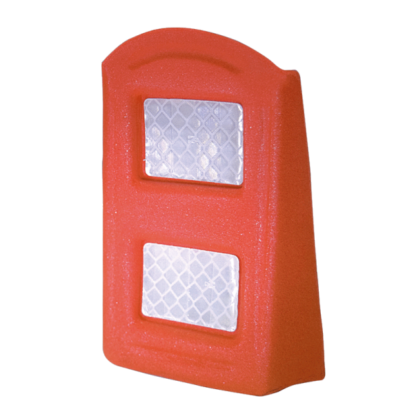 Código: VF-135 Vialeta multiusos para señalamiento temporal en baches, coladeras destapadas o confinar carriles. Dos grandes áreas reflejantes. Fabricada en Vitemflex®. Base autoadherible (opcional). Medidas: Largo: 12.3 cm. Ancho: 3.0 cm. Alto: 13.5 cm. Cuerpo: naranja. Base: negra. Reflejante: blanco o ámbar.