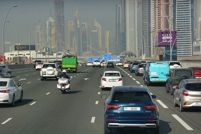 aire de ciudad contaminada por el co2 de los automoviles 