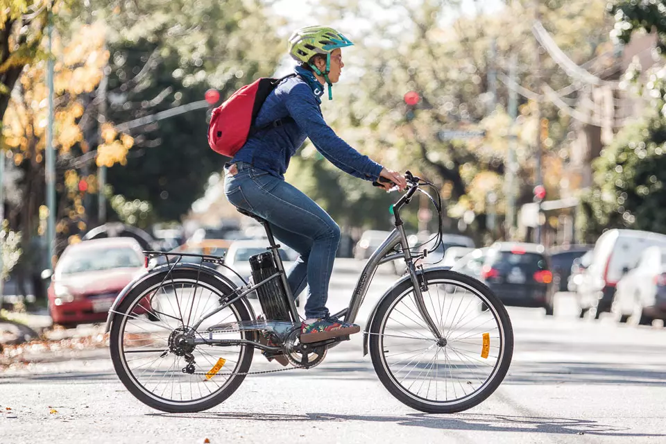 Aunque cuentan con motor, las e-bikes legalmente son consideradas como bicicletas. Foto: BICICLUB