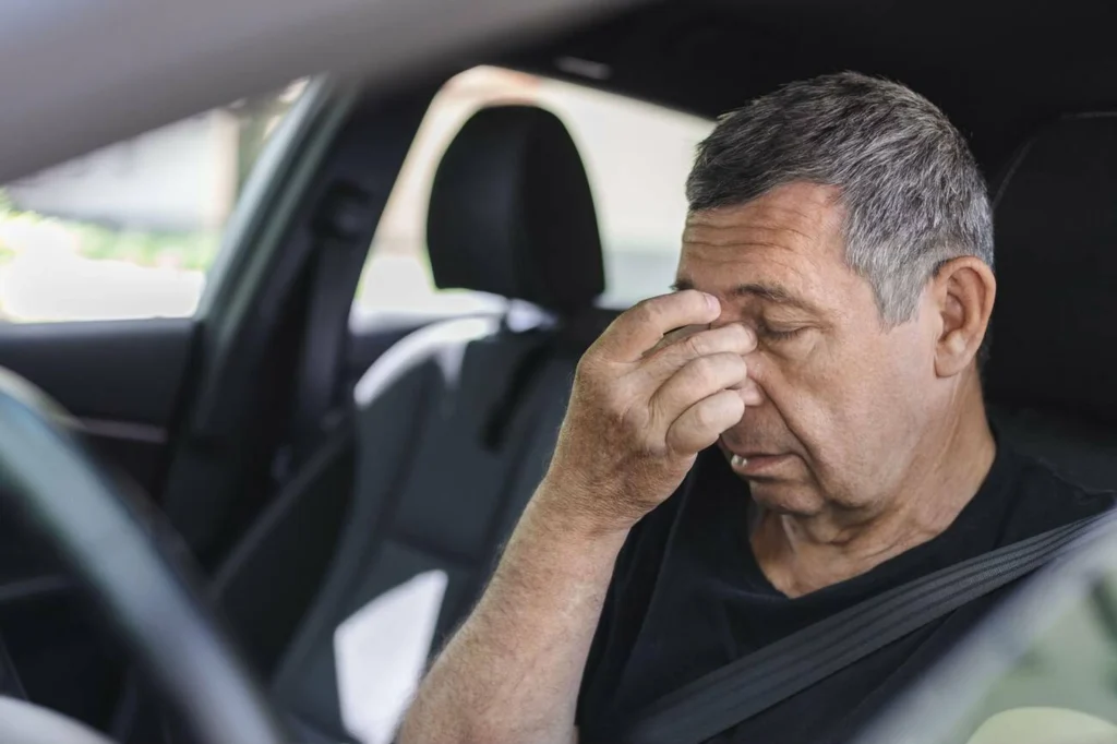 Automovilista con cansancio, factor que puede causar choques entre motocicletas y automóviles.

choque entre moto y auto