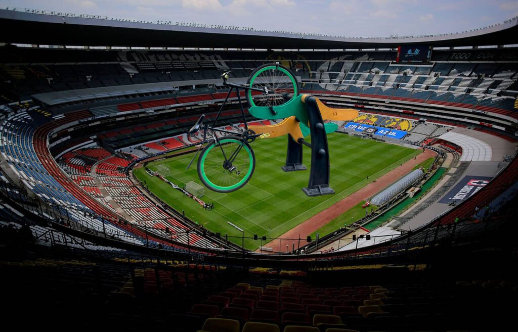 Estacionamiento de bicicletas en el mundial de futbol instalado en el Estadio Azteca.