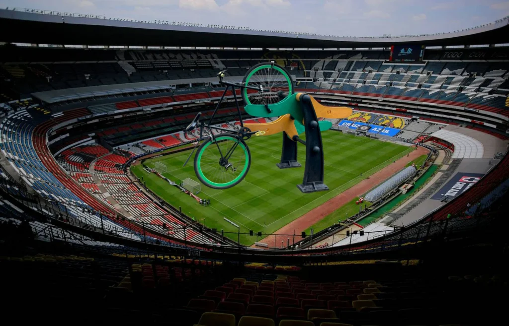 Estacionamiento de bicicletas en el mundial de futbol instalado en el Estadio Azteca.