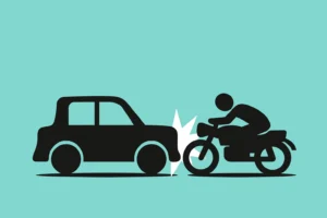 Choque entre automovilista y motociclista