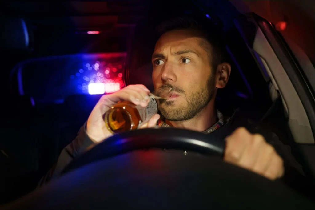Automovilista bajo los influjos del alcohol que podrías causar un choque con un motoclista 