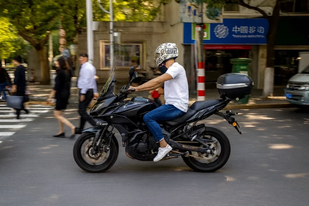 Motociclista sin detenerse lo cual puede ocasionar un accidente.