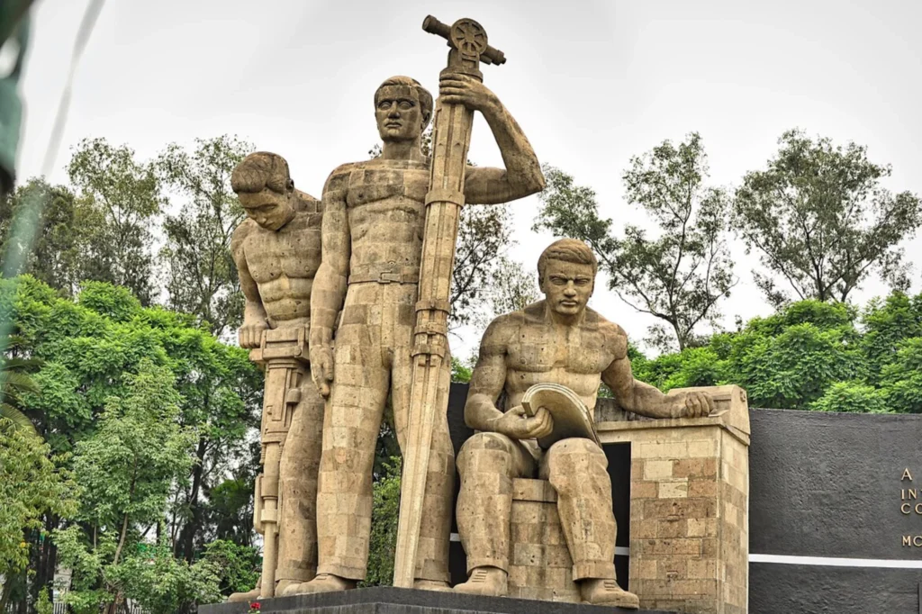 Profesionales de la infraestructura vial rindiendo homenaje frente al Monumento al Caminero, emblema del compromiso con la movilidad de México.