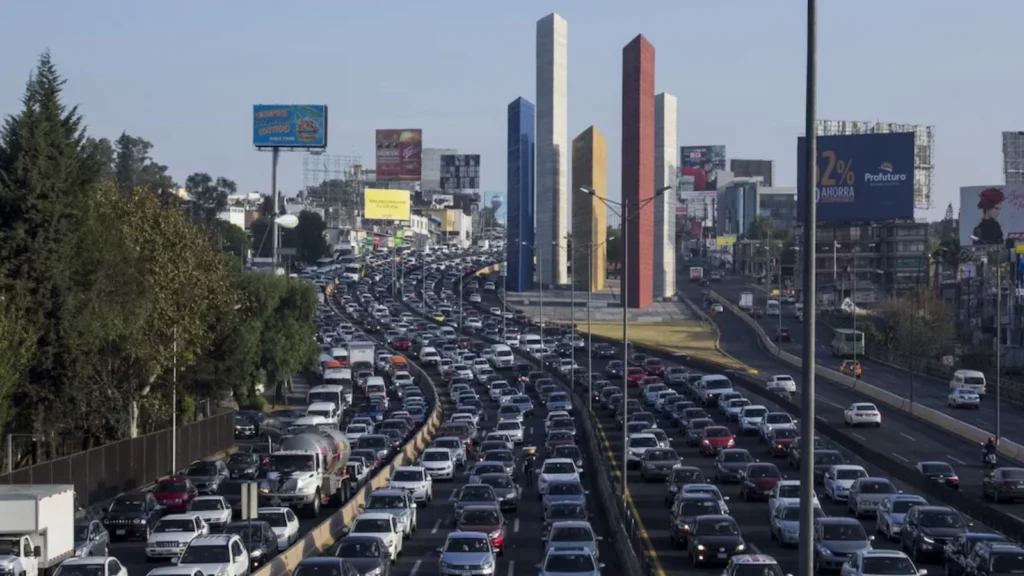Flujo vehicular en el Estado de México bajo las nuevas normas de tránsito y movilidad mexiquenses.