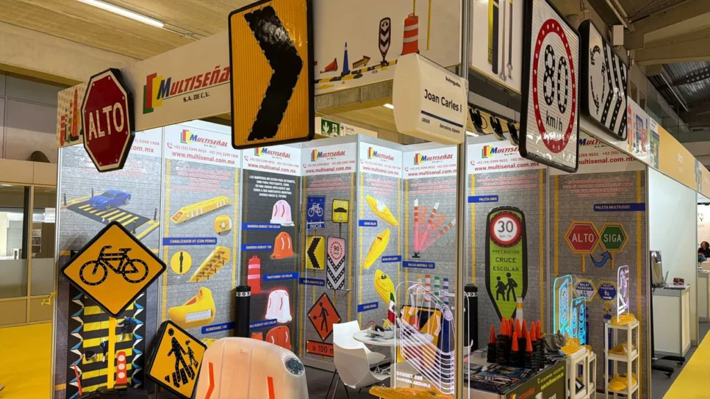 Multiseñal presentando tecnología solar para señalización vial durante el evento internacional de movilidad sostenible en Barcelona.