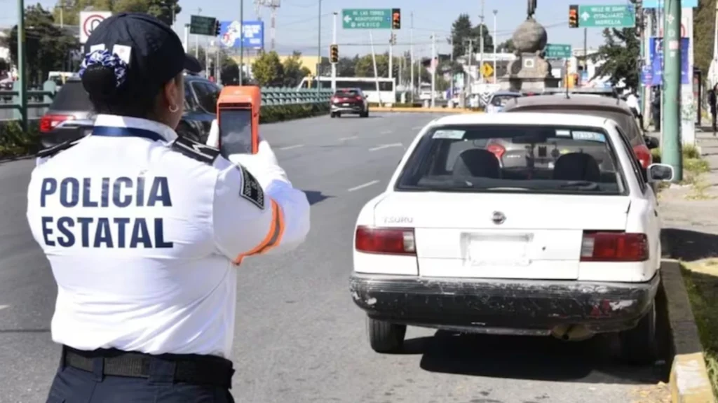 Agente estatal aplicando una infracción según el nuevo Reglamento de tránsito en Edomex.