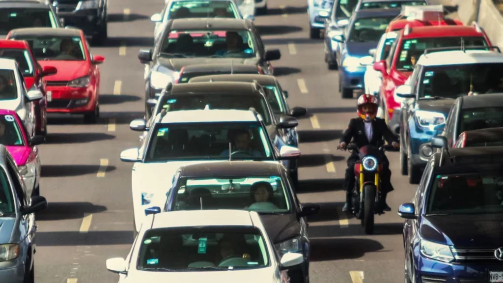 Motociclista avanzando en vía rápida bajo las disposiciones del Reglamento de tránsito en Edomex.