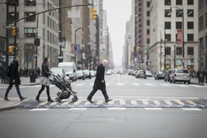 Reglamento de tránsito para peatones México Cómo cruzar una calle con semáforo Multa por no usar puente peatonal México Cruces peatonales seguros CDMX Es obligatorio usar el puente peatonal Señales para cruzar la calle Derechos y obligaciones del peatón en México Consejos para cruzar calles peligrosas