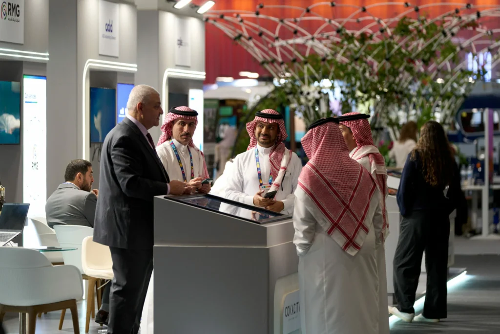 Delegaciones internacionales compartiendo avances en movilidad sostenible y tecnología urbana durante la feria de ciudades inteligentes 2025.