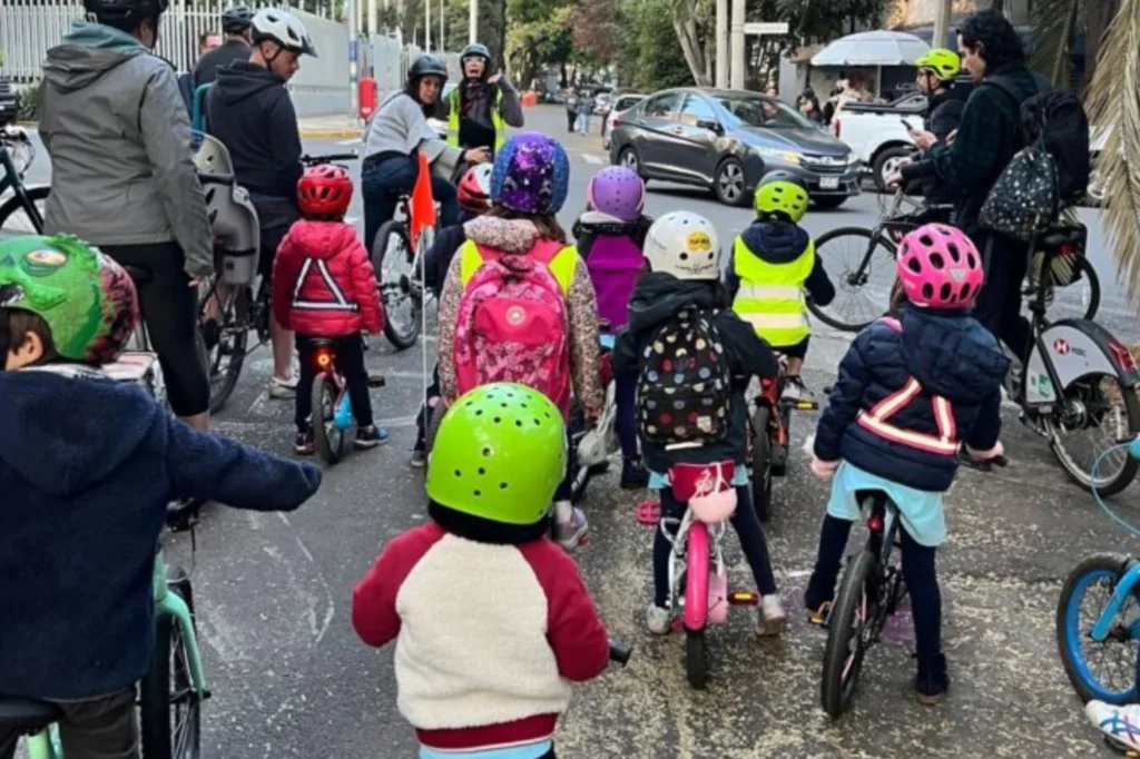 Grupo de estudiantes formando parte de un Bicibús antes de continuar su recorrido matutino hacia la escuela.