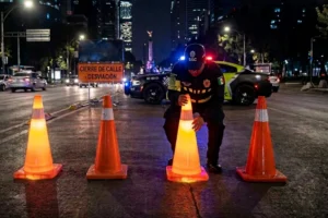 Conos viales precios México Cono vial con luz LED solar Medidas oficiales de conos viales SCT Conos viales plegables con luz Venta de conos viales en CDMX Cono vial 91 cm con reflejante grado ingeniería Conos viales con luz intermitente para carretera Fábrica de conos viales en México