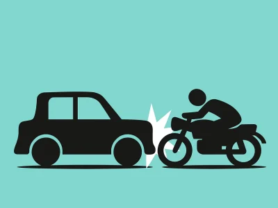 Choque entre automovilista y motociclista
